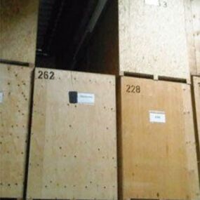 Holz-Lagerboxen mit Nummern in einem großen Lagerhaus für sichere Einlagerung.